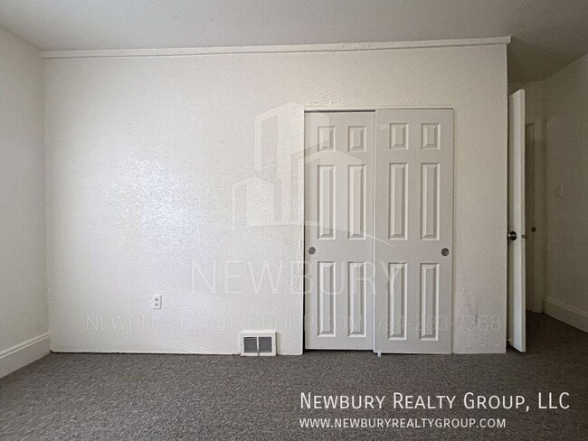 Building Photo - 33 Hickory St