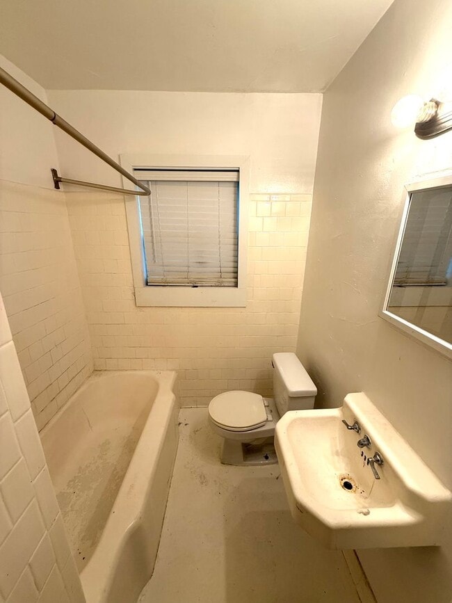 Building Photo - ** 1 Bed 1 Bath located In Capitol Heights...