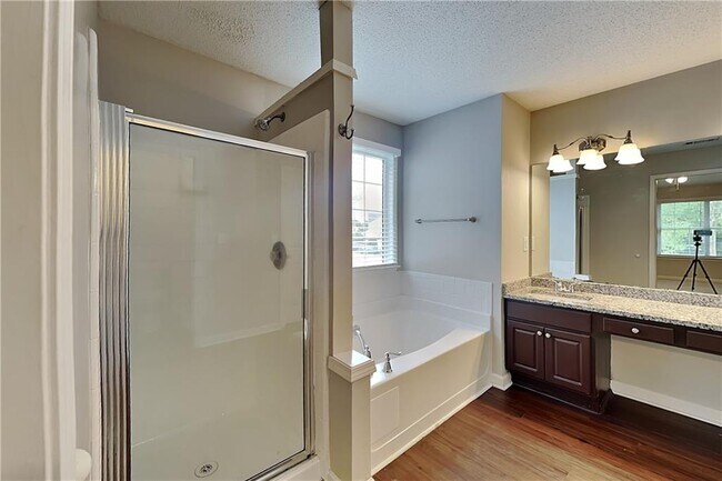 Building Photo - 13040 Carriage Park Ln