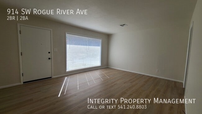 Building Photo - 914 SW Rogue River Ave