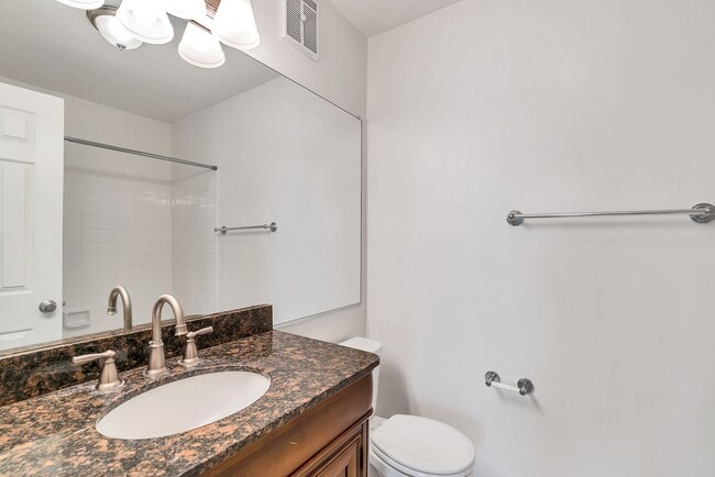 Building Photo - Rarely Available 2-Level, 2 Bed 2 Bath Upp...