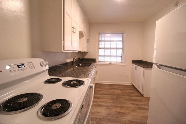 Building Photo - May FREE On This Updated 1 Bedroom 1 Bath Duplex in Navy Hill Area in Olathe