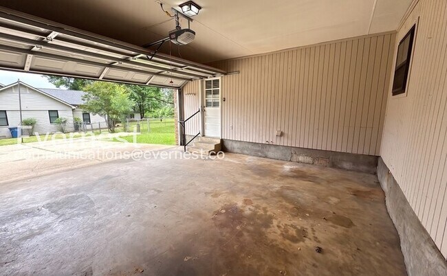 Building Photo - Welcome to a 3-Bed/2-Bath Charming Home with Fenced Yard/Available Now!