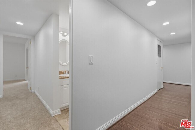 Building Photo - 435 N Oakhurst Dr