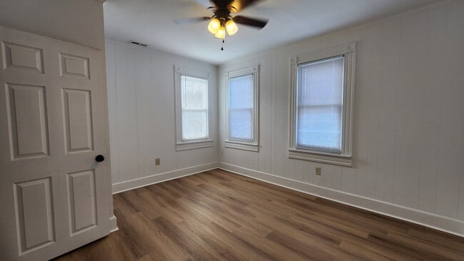 Building Photo - 809 Providence Rd