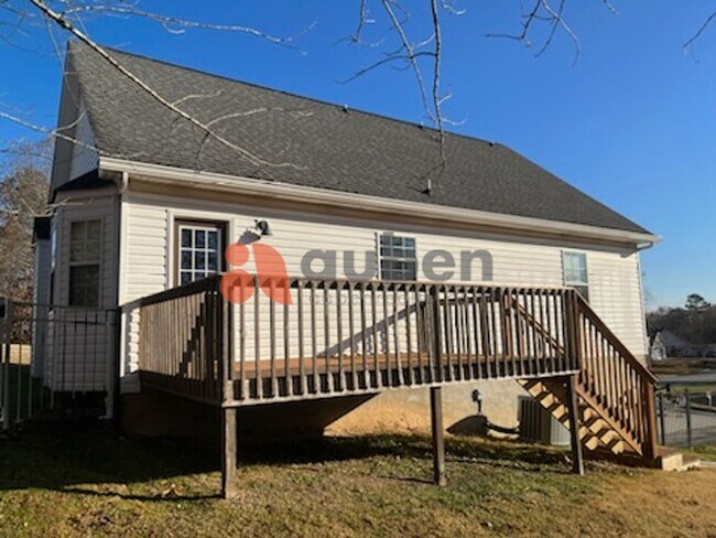 Building Photo - Charming 3 Bedroom 2.5 Bathroom in Ooltewah!
