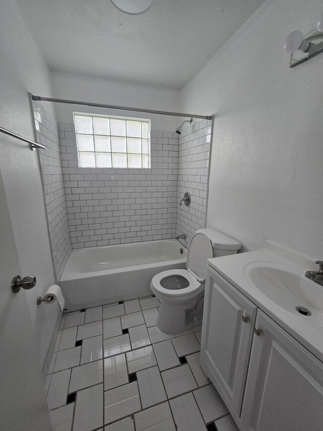 Building Photo - 3 bedroom 1 bath