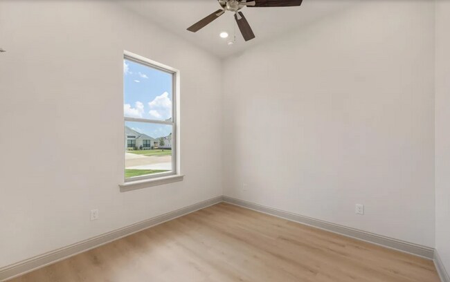 Building Photo - 382 Mary Cir