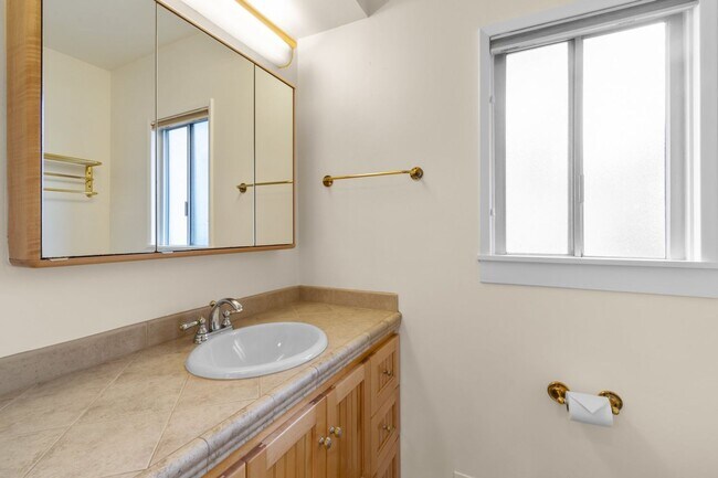 Building Photo - Upper Dimond/Lincoln Highlands Wonderful Craftsman Home!