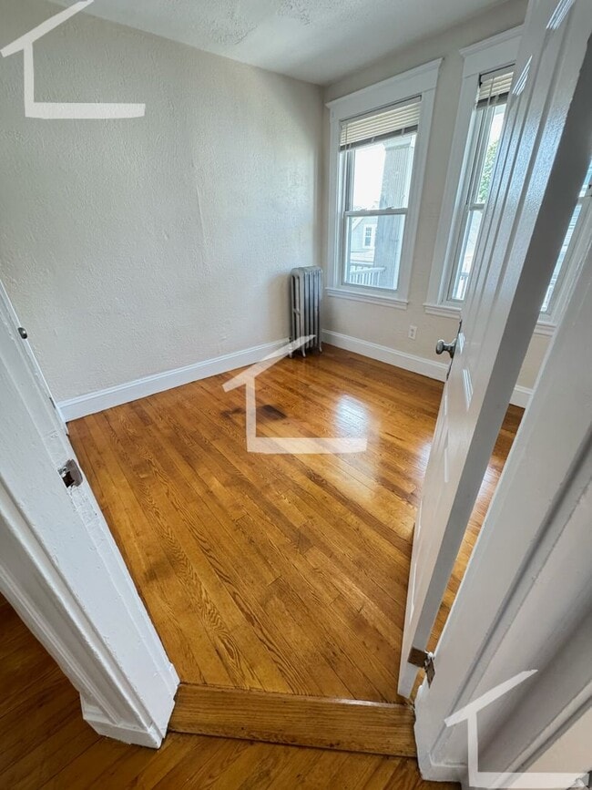 Building Photo - Sunny, Spacious and Affordable!   Apartment in Convenient Location, Hardwood Floors, Cat Friendly