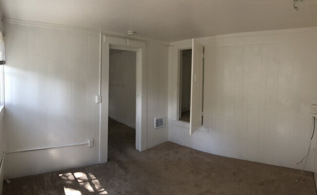 Building Photo - Three bedroom two bath house walking distance to MIIS. DLI and downtown Monterey