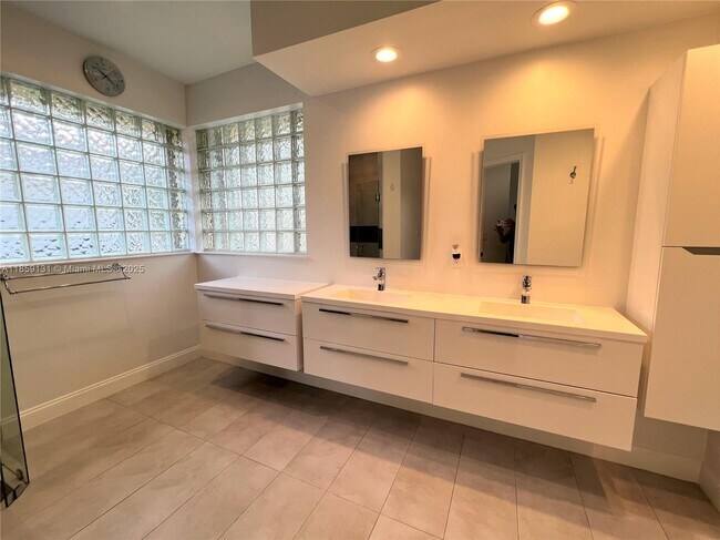 Building Photo - 2791 Oakbrook Manor