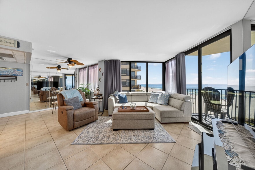 Building Photo - 9850 S Thomas Dr