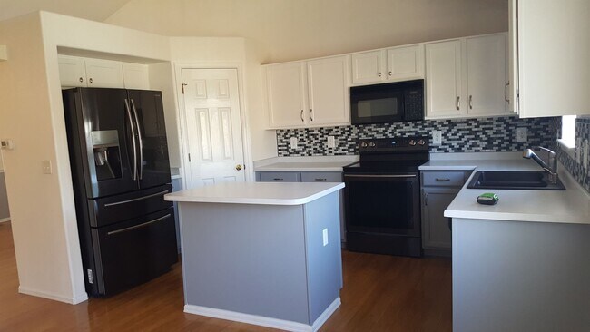 Building Photo - Spacious 3-Bed, 3-Bath Home with Finished Basement and Huge Backyard on Quiet Cul-de-Sac