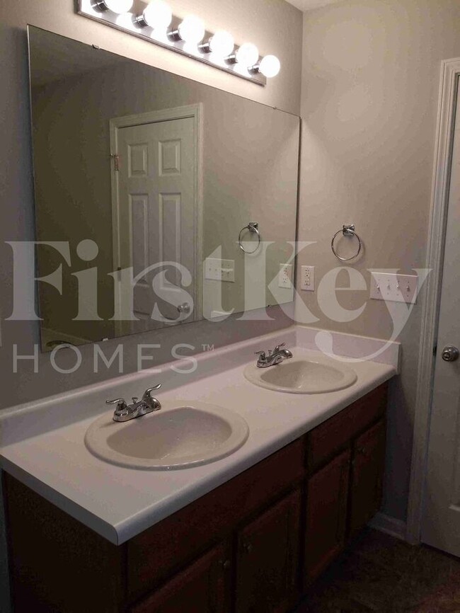 Building Photo - 4406 Vernon Cir SE