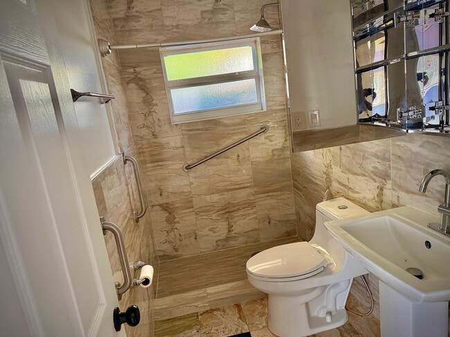 Building Photo - 707 NE 15th St