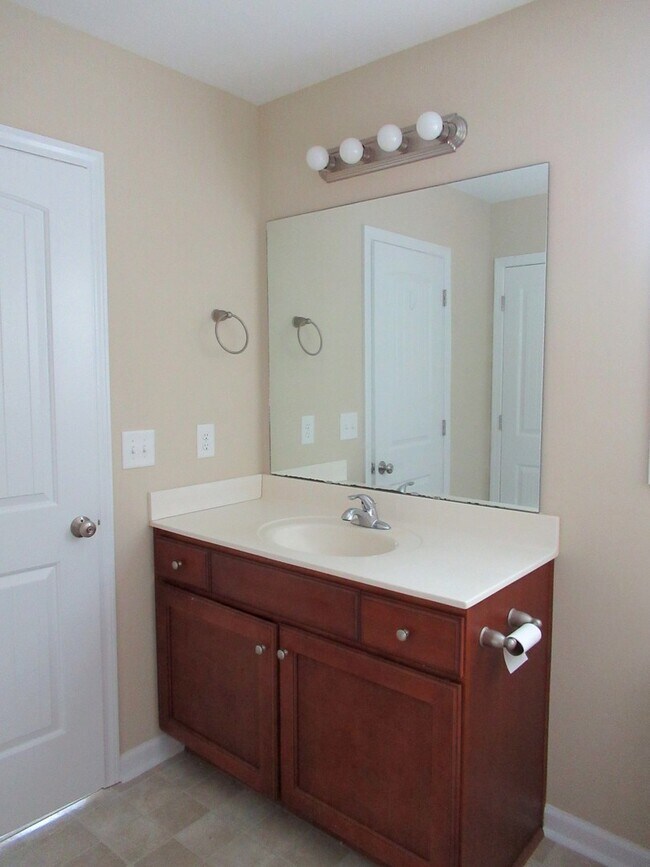 Building Photo - Three Bedroom Townhome in Richlands Close to Everything!!