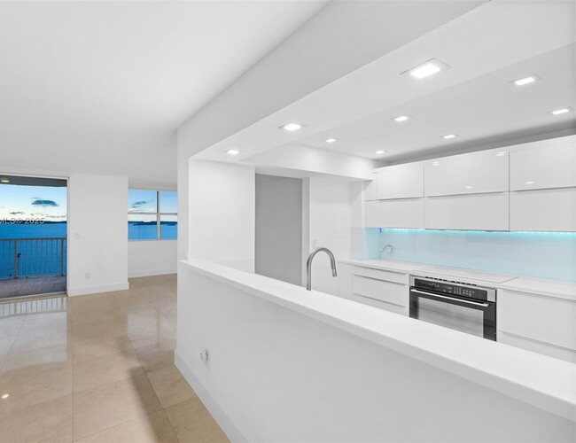 Building Photo - 1420 Brickell Bay Dr