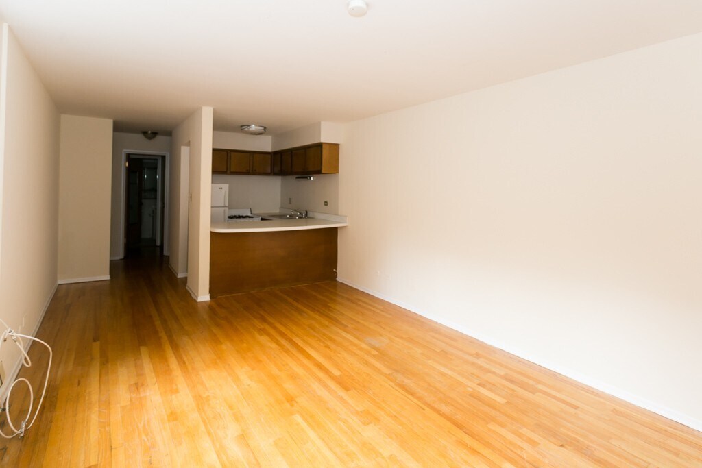 Building Photo - 675 W Wrightwood Ave