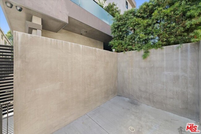 Building Photo - 556 Flores St