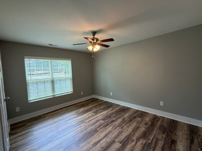 Building Photo - Home in country just minutes from town!