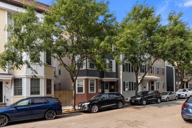 Building Photo - 592 E 3rd St