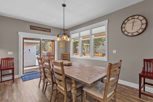 Building Photo - Fully Furnished Home