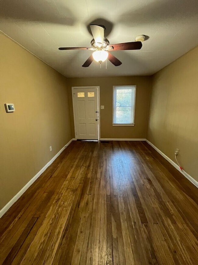Building Photo - 2 bedroom, 1 bathroom home located in the heart of Lexington