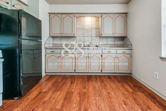 Building Photo - 3 Bedroom/1 Bath Single Family Home Just M...