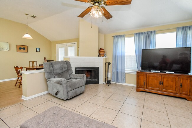 Building Photo - 14915 Willow Hearth Dr