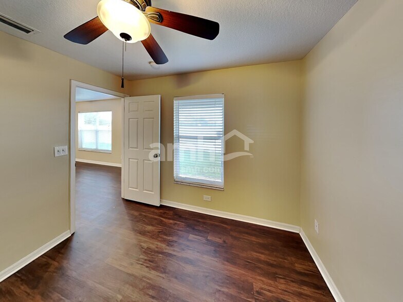 Building Photo - 1520 Presidio Dr