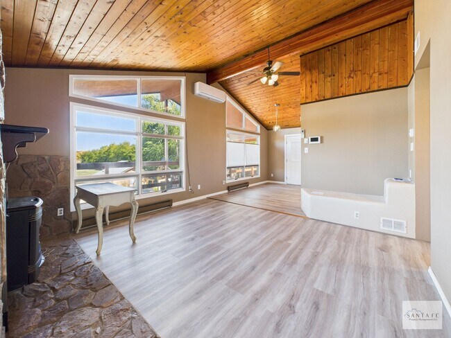 Building Photo - Single Family Home minutes from Los Alamos...