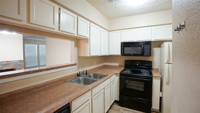 Building Photo - 2277 S Kirkwood Rd