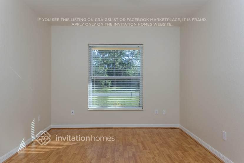 Building Photo - 833 SE Lansdowne Ave