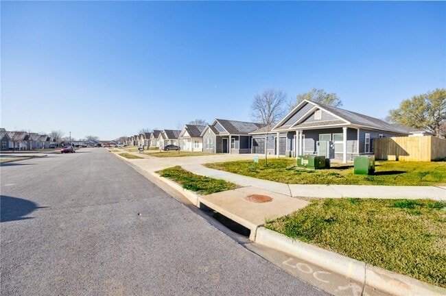 Building Photo - 900 Vly Oaks Ln