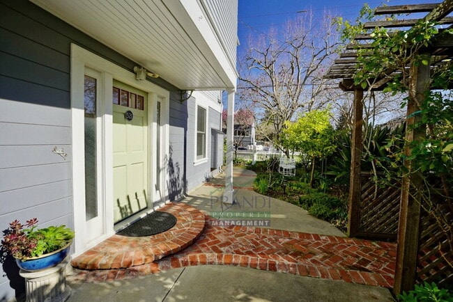 Building Photo - 521-523 C St