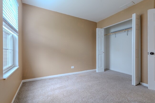 Building Photo - 261 Springbrook Trail S