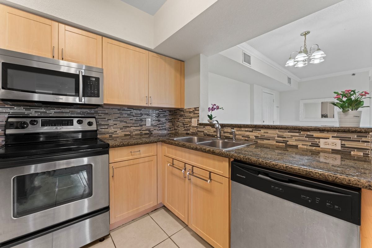 Building Photo - 9340 Fontainebleau Blvd