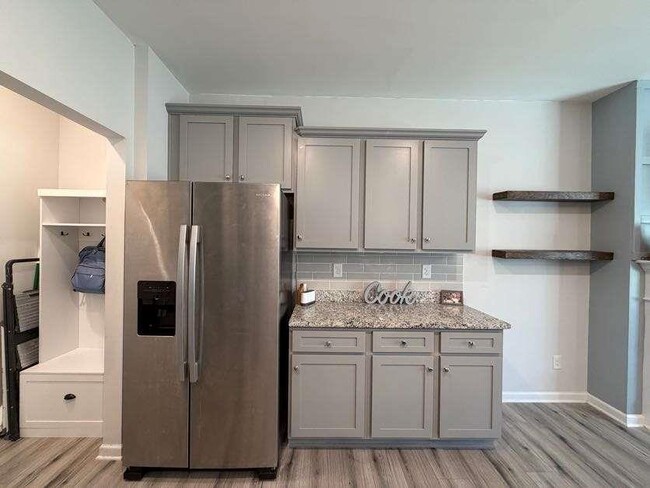 Building Photo - 7565 Knoll Hollow Rd