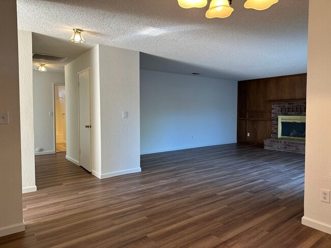 Building Photo - Mature dog considered. Nice home, convenient location off Placer & Wisconsin, Rdg.