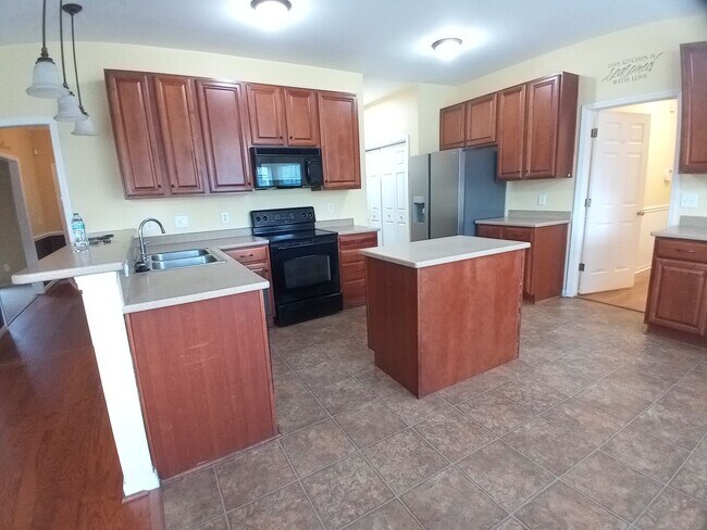 Building Photo - 565 Batty Way