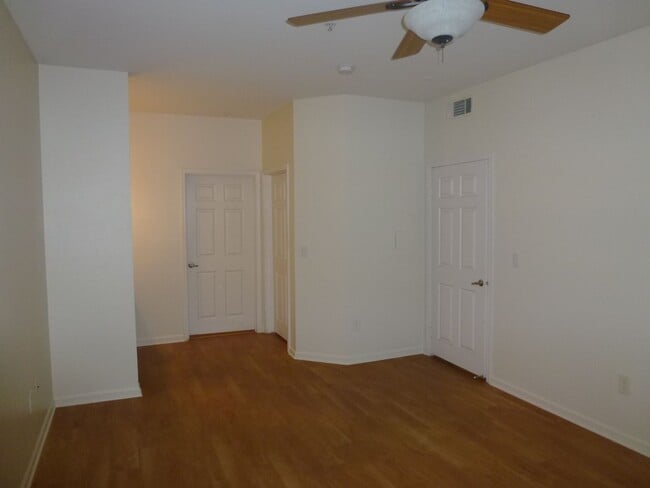 Building Photo - Beautiful Condominium in Gated Community i...