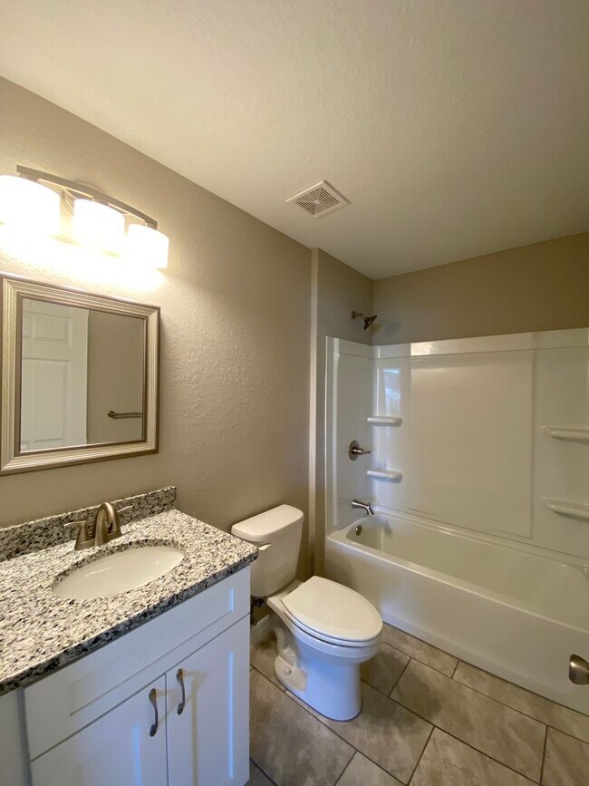 Building Photo - Desirable SE Ocala Neighborhood 3/2/2 *WON...