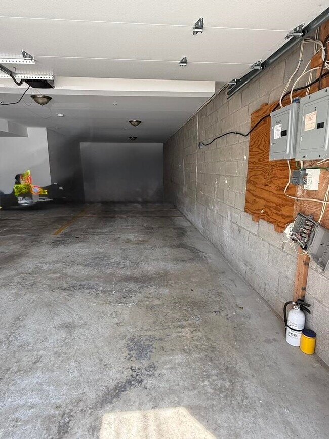 Building Photo - 208 68th St