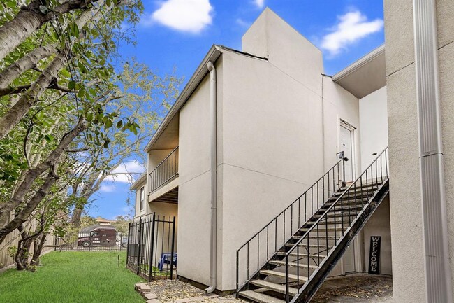 Building Photo - 2425 Augusta Dr