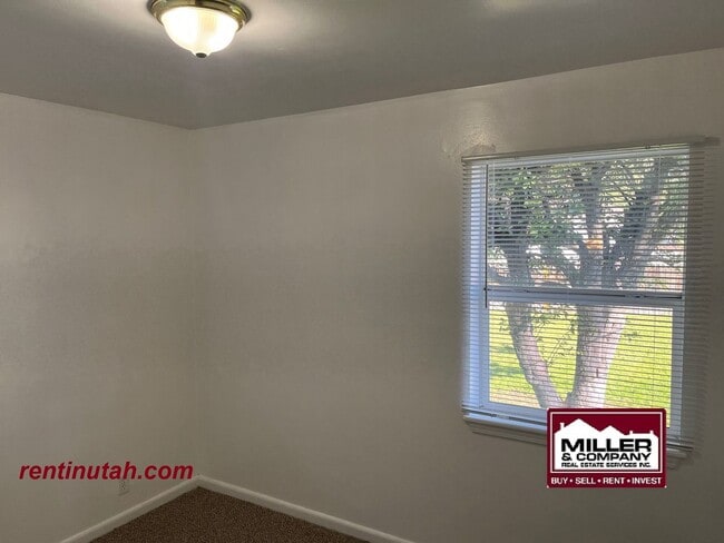 Building Photo - Cute 2 bedroom Duplex For Rent!!
