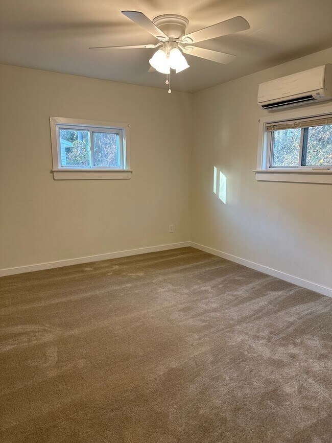 Building Photo - 2 Bedroom 1 Bath cottage with Lake View!