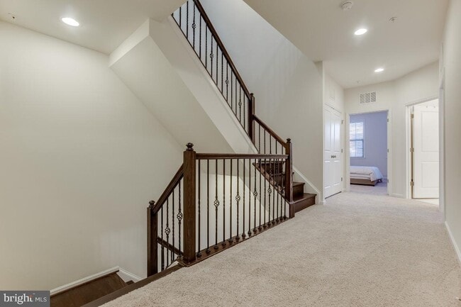 Building Photo - Stunning, light-filled end unit townhome in sought-after Brambleton community.