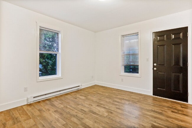 Building Photo - Welcome home to this newly renovated 2 bedroom top floor apartment