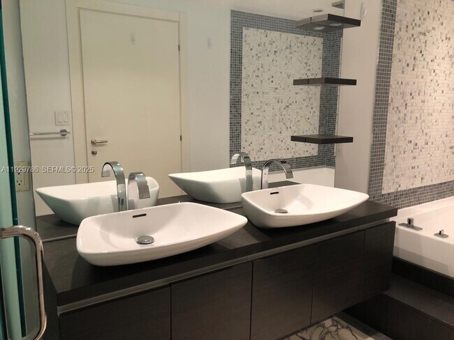 Building Photo - 200 Biscayne Blvd Way